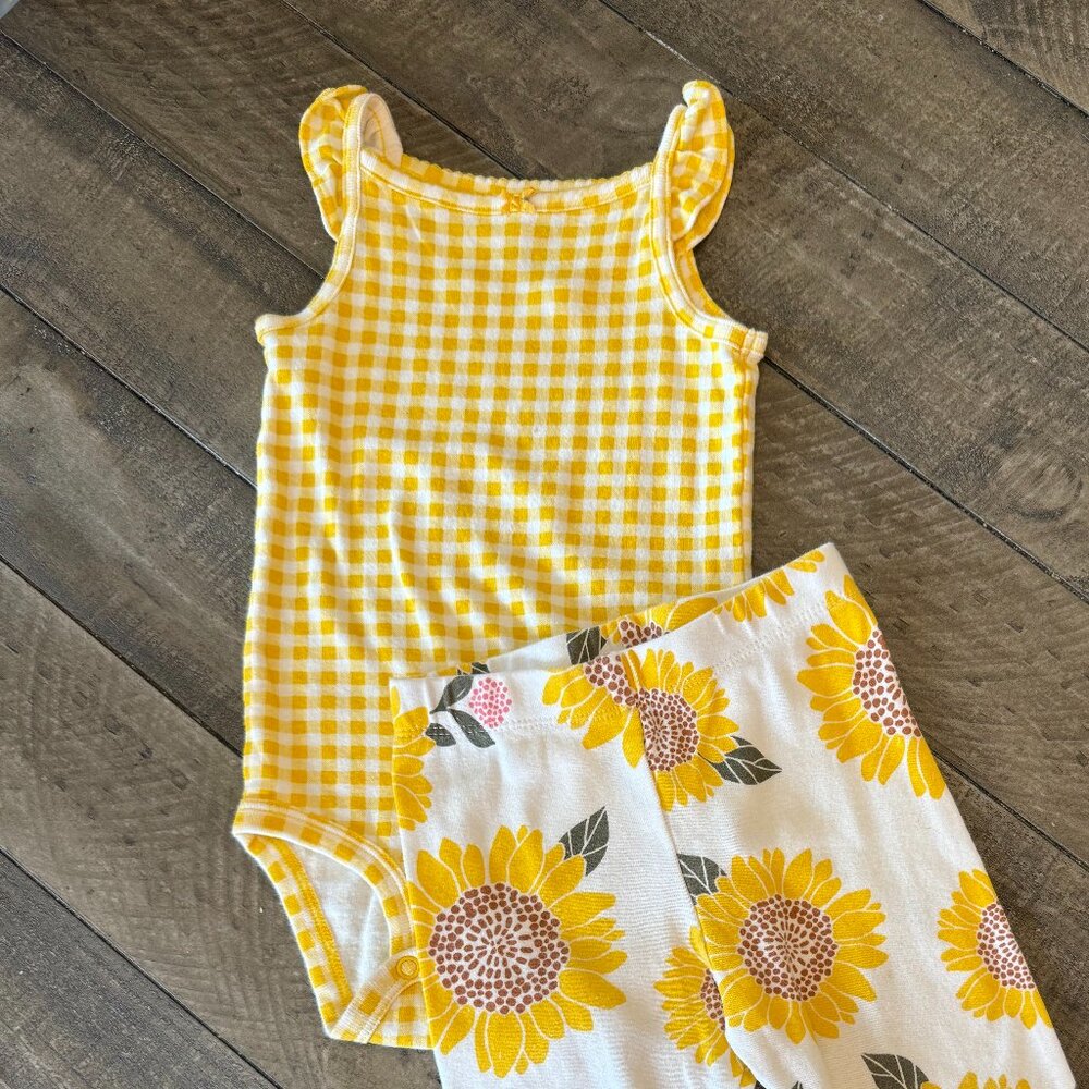 18 MO Flower Bundle with 3 Outfits